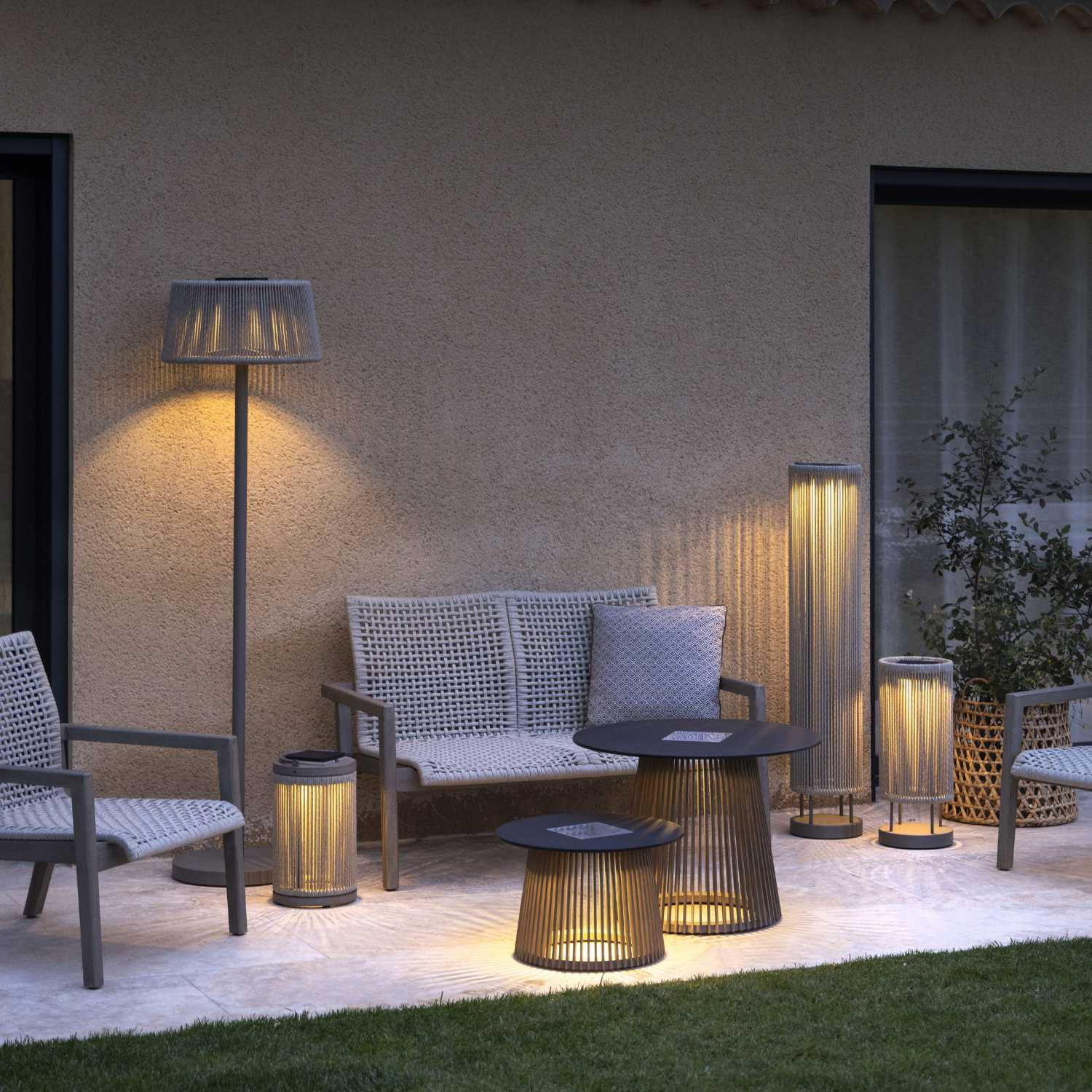 Lampadaire réglable ROP&STRIP solaire et rechargeable Les Jardins