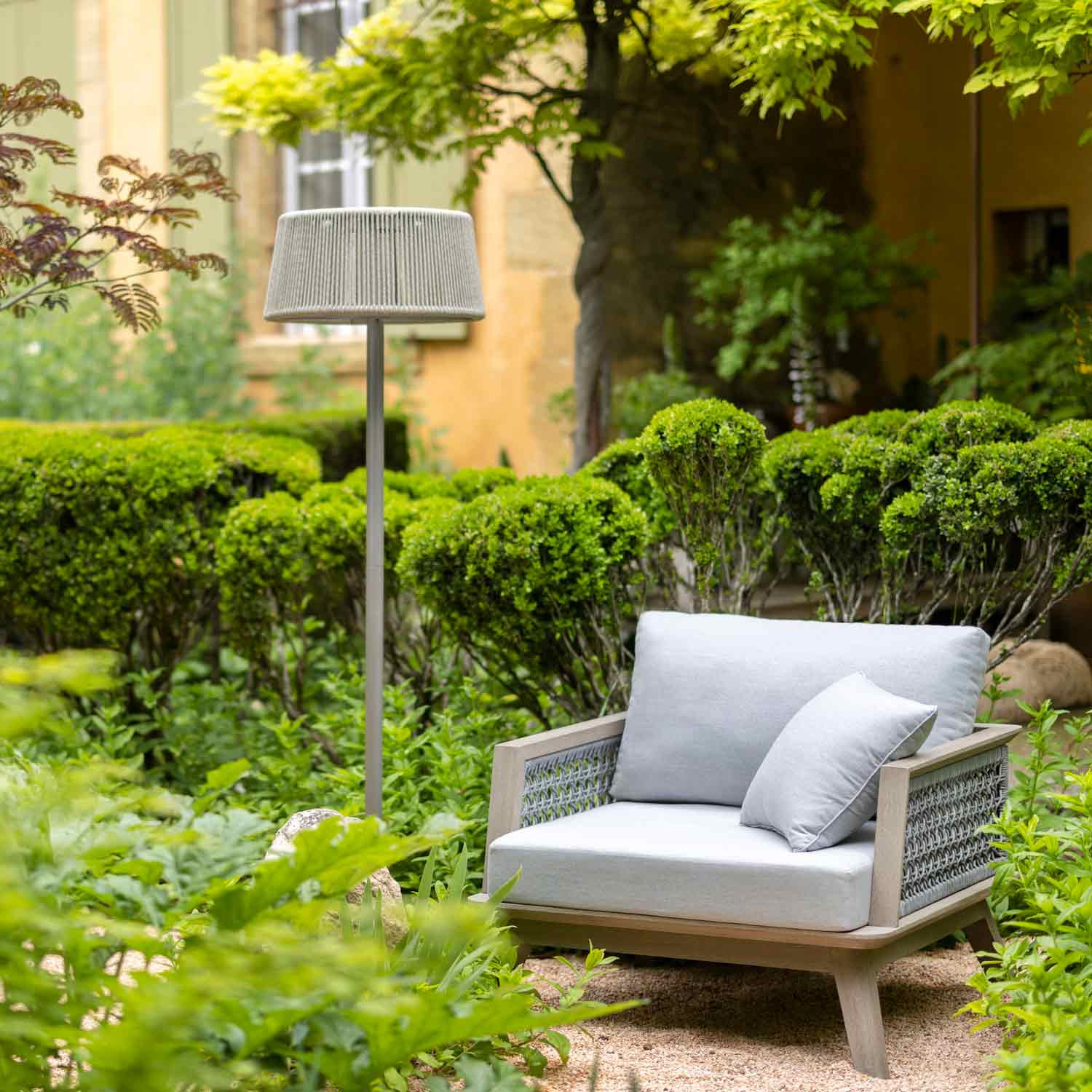 Lampadaire réglable ROP&STRIP solaire et rechargeable Les Jardins