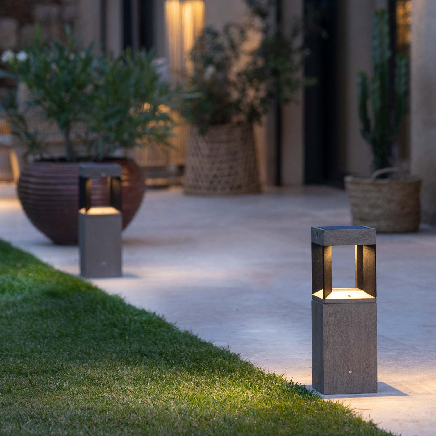 Borne TECKALU solaire et rechargeable Les Jardins