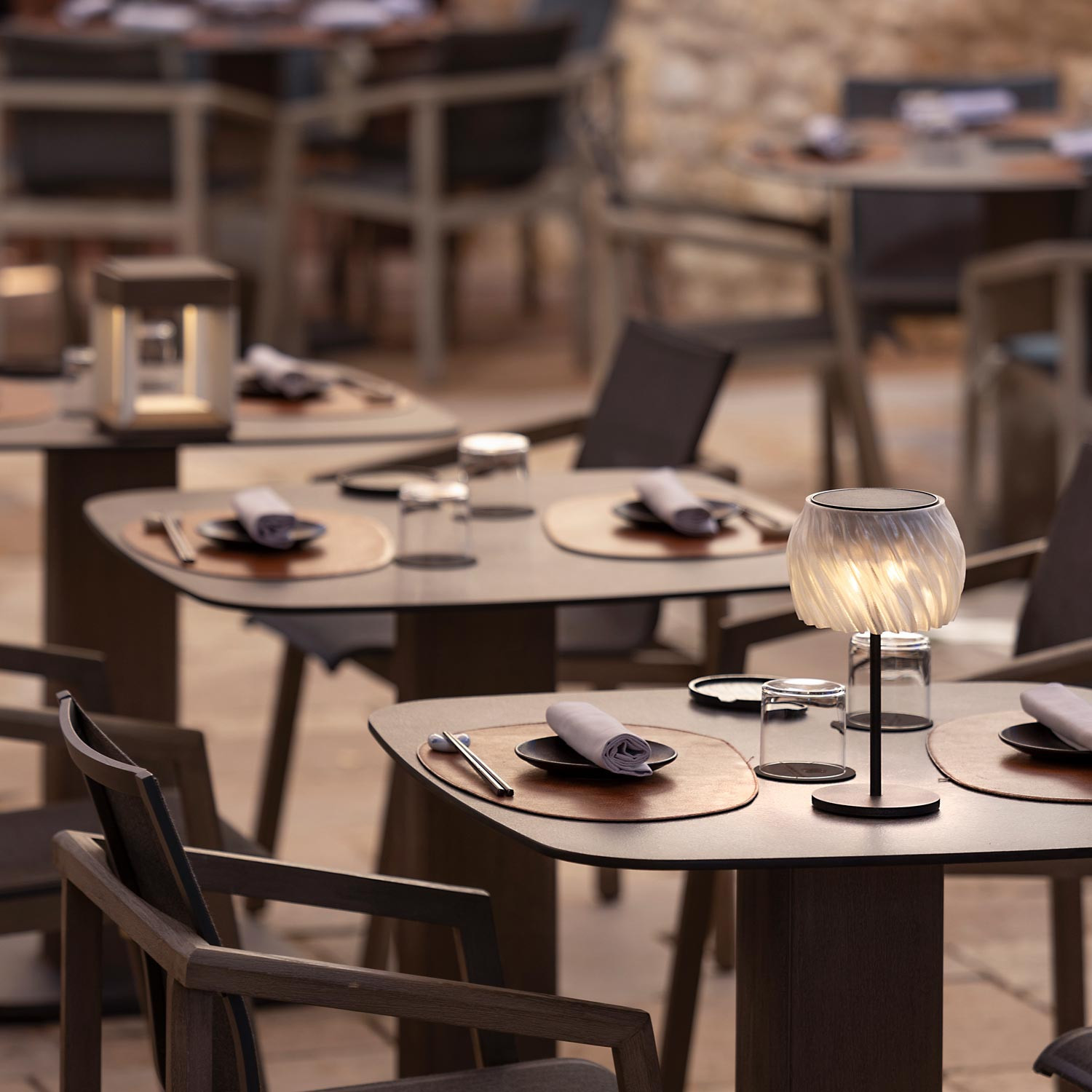 Lampe de table PALOMA solaire et rechargeable Les Jardins