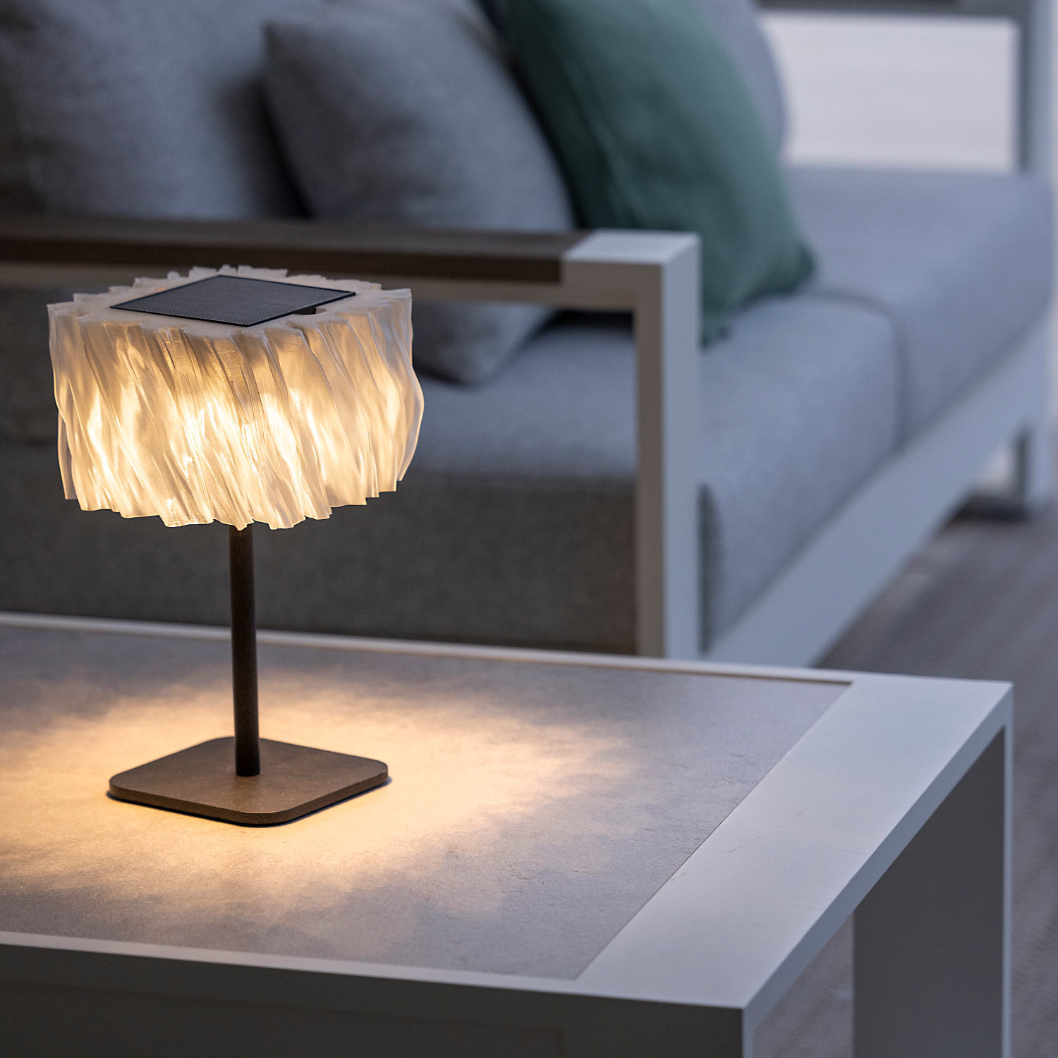 Lampe de table ROMY solaire et rechargeable Les Jardins