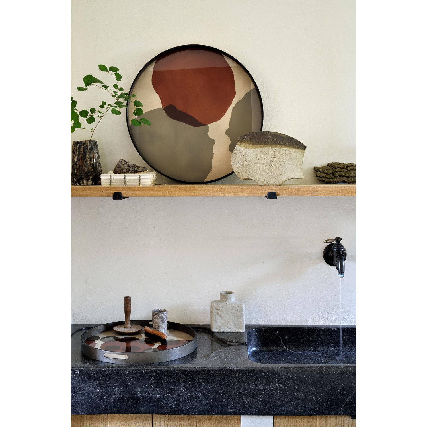 OVERLAPPING DOTS round glass tray Ethnicraft