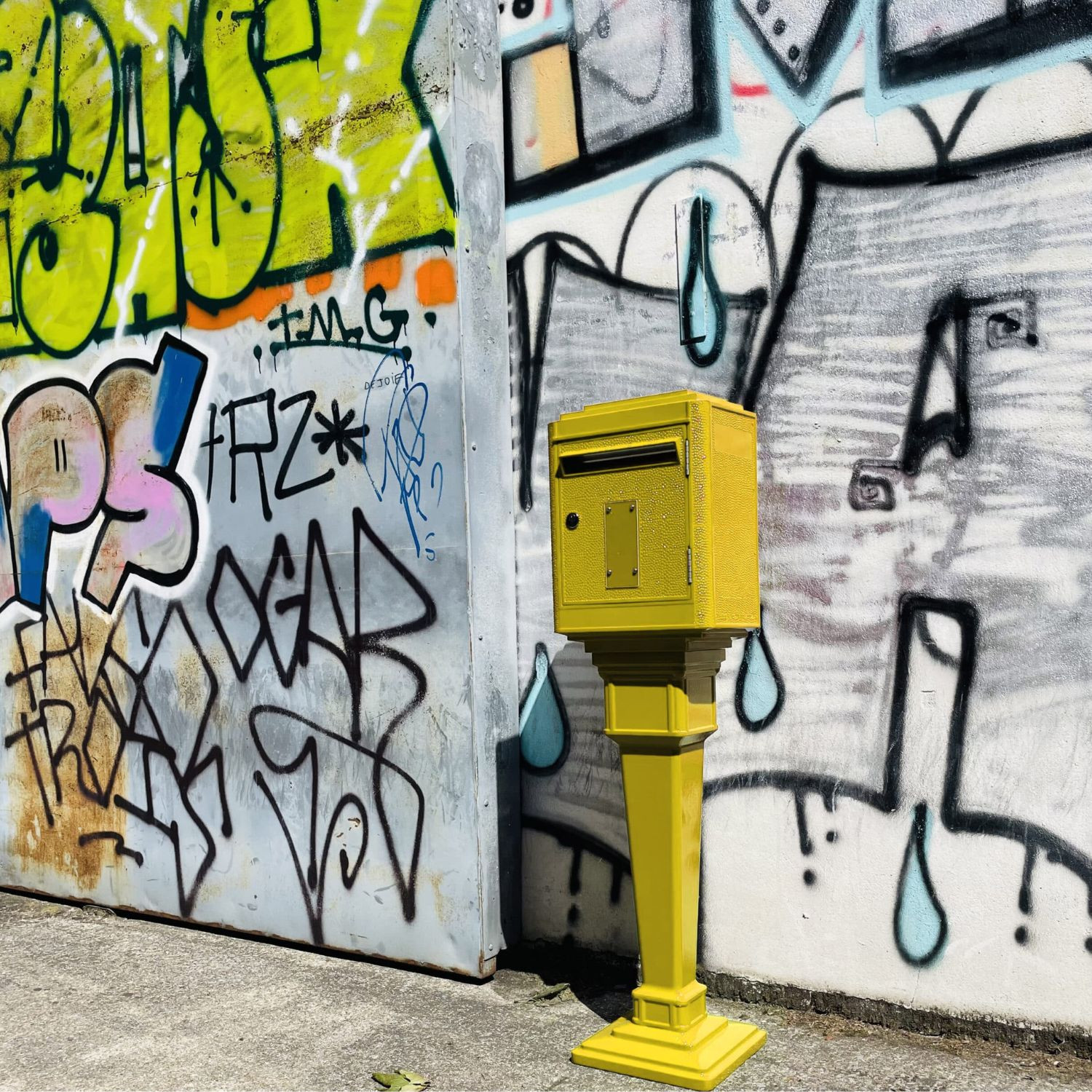 La Boite Jaune 1950 free-standing letterbox