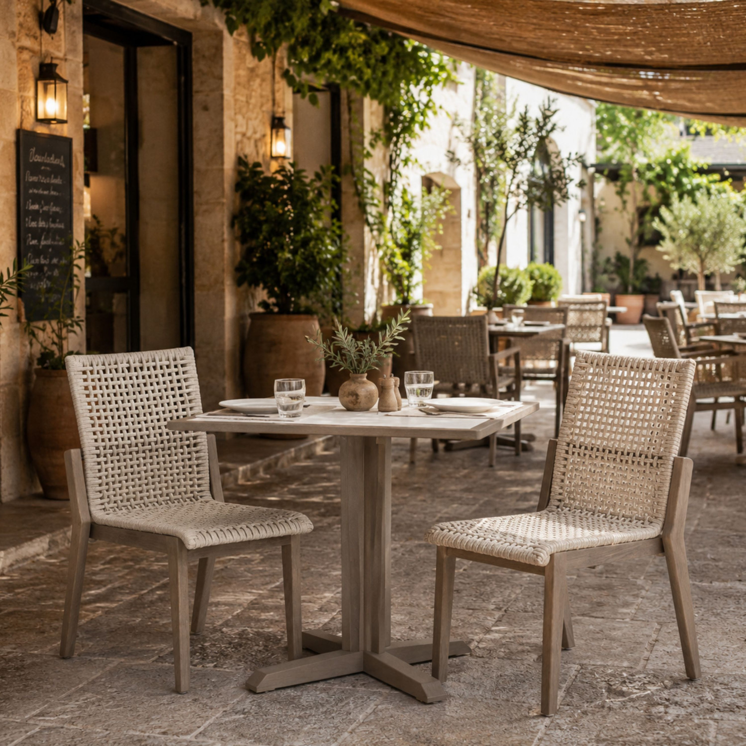 SKAAL white tadelakt ceramic square table 2 people Les Jardins