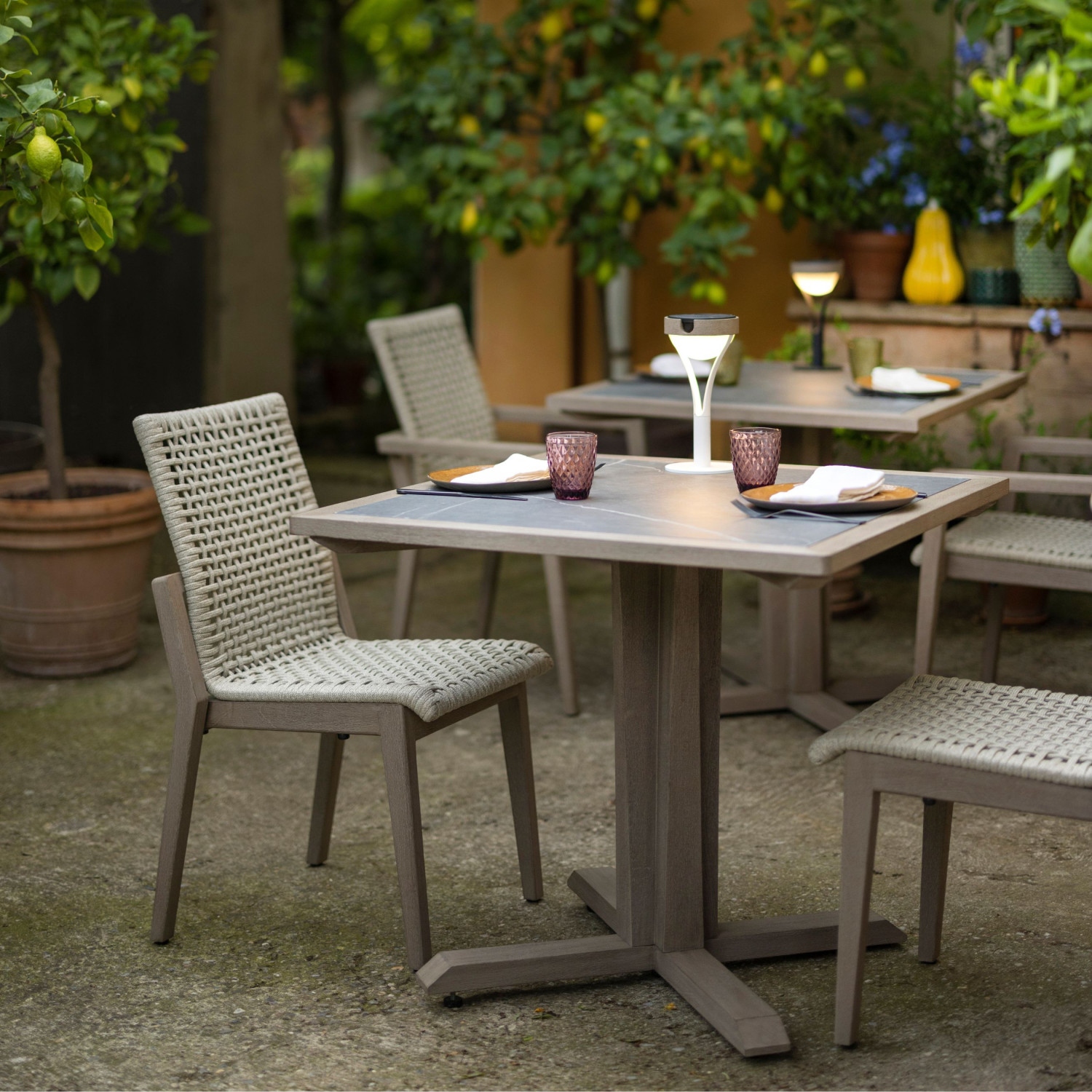 SKAAL black marble ceramic square table 2 people Les Jardins