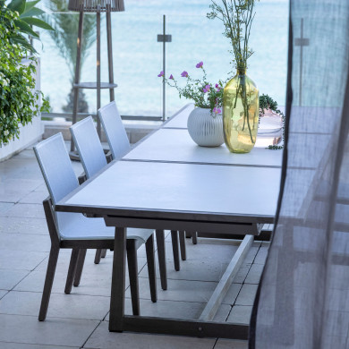 SKAAL white tadelakt ceramic extendable table for 10/12 people Les Jardins